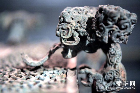 在河南博物院的展廳裏，國寶雲紋銅禁總是能吸引觀眾駐足觀賞